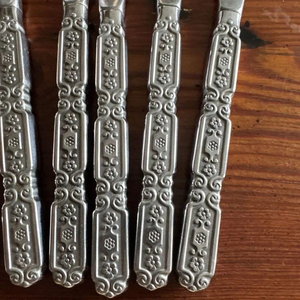 7 Vintage Oneida Raphael Heirloom Dinner Knives Stainless Unmarked